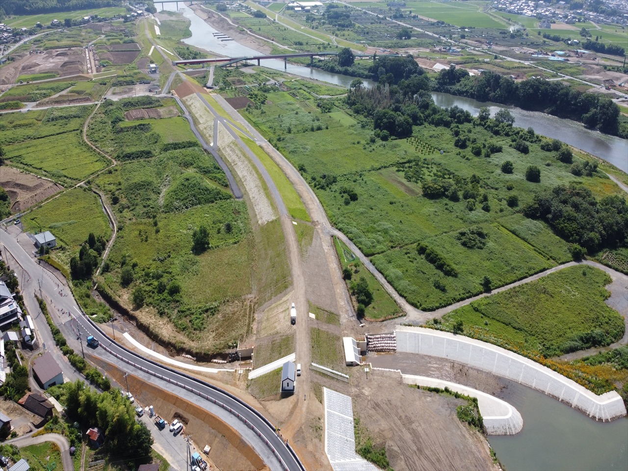 河川と堤防、橋、道路がつなぐ地域の風景