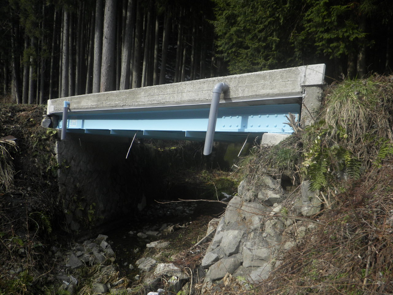 八原橋の橋桁と河川
