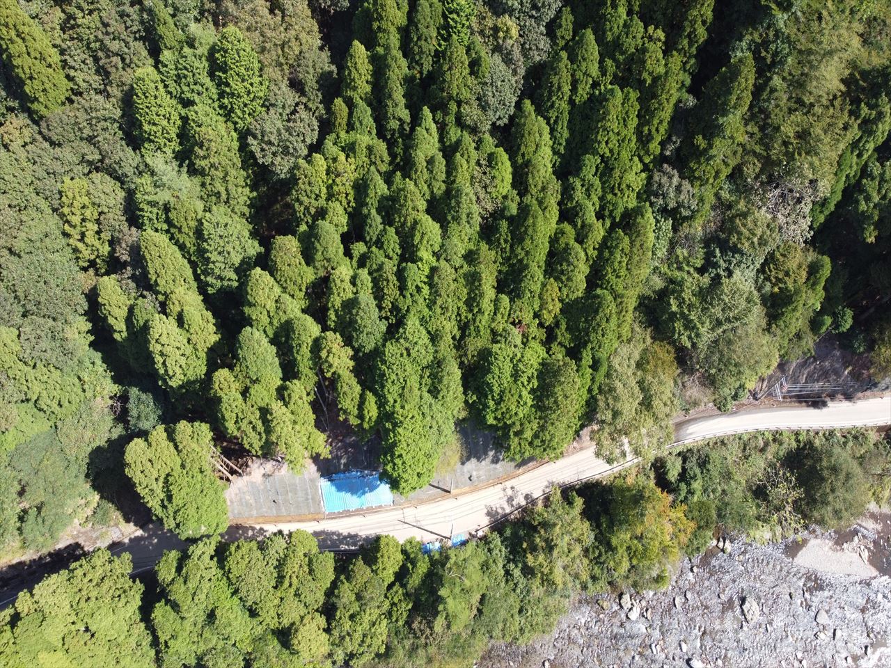道路と河川に沿う擁壁工事の航空写真